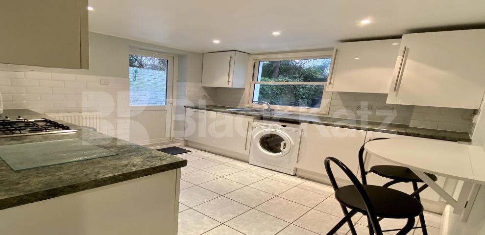 			LET , 2 Bedroom, 1 bath, 1 reception Apartment			 Killyon Road, Clapham